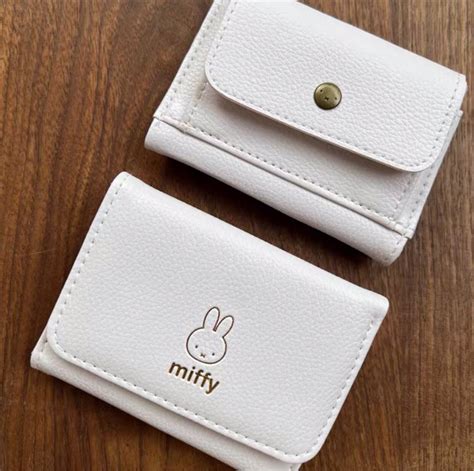 This is a very cute Miffy black and white face compact wallet. The exterior has a simple design, but the interior is stylish and floral pattern, so it can be used regardless of age. Since it is a small wallet, it can also fit in small bags and is easy to use. Available in 3 colors in total, so you can collect it in different colors with your ...